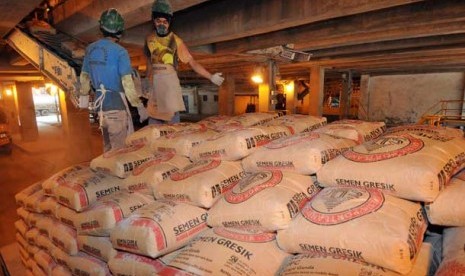 Some workers arrange cement sacks at PT Semen Indonesia in Tuban, East Java. (File photo)