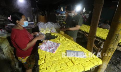 Pekerja mengemas tahu takwa khas Kediri ke dalam kantong plastik di Kampung Tahu Kelurahan Tinalan, Kota Kediri, Jawa Timur, Rabu (23/2/2022). Perajin tahu takwa di kawasan tersebut terpaksa mengurangi penggunaan kedelai guna menyiasati tingginya harga kedelai.