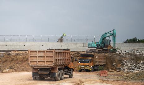 Pekerja mengemudikan alat berat pada pembangunan proyek jalan tol Trans Sumatera (JTTS) ruas simpang Indralaya-Muara Enim seksi simpang Indralaya-Prabumulih di Indralaya, Ogan Ilir (OI), Sumatera Selatan, Jumat (20/5/2022). Pembangunan jalan tol Trans Sumatra di wilayah Jambi, ruas tol Betung-Jambi dalam proses desain dan kesiapan anggaran pembangunan.