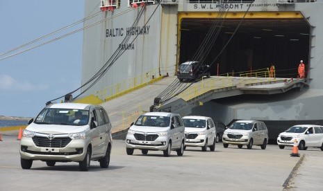 Pekerja mengendarai mobil yang akan diekspor ke dalam kapal di IPC Car Terminal, Cilincing, Jakarta Utara, Rabu (9/1/2019).