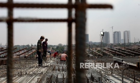 Pekerja mengerjakan konstruksi jalan Tol Depok-Antasari di Jakarta, Sabtu (8/7).