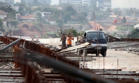 Pekerja mengerjakan konstruksi jalan Tol Depok-Antasari di Jakarta, Sabtu (8/7). 