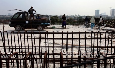 Pekerja mengerjakan konstruksi jalan Tol Depok-Antasari di Jakarta. 