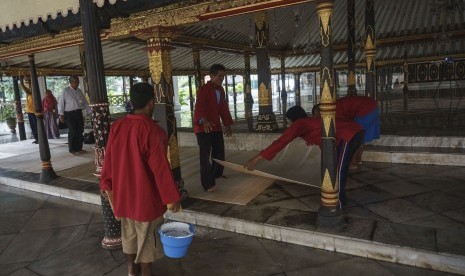 Pekerja mengerjakan pekerjaan renovasi Bangsal Kencana, Keraton Yogyakarta, DI Yogyakarta, Kamis (4/5).