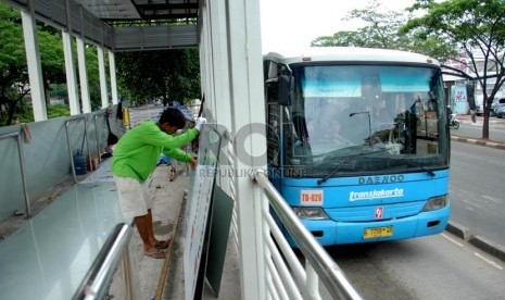   Pekerja mengerjakan pelebaran Selter Bus Transjakarta Rumah Sakit Islam di Jakarta Timur, Kamis (19/12). (Republika/Rakhmawaty La'lang)