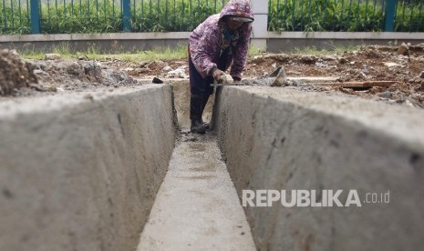  (Ilustrasi) Pekerja mengerjakan pembangunan drainase di kawasan Senayan, Jakarta, Rabu (16/11).