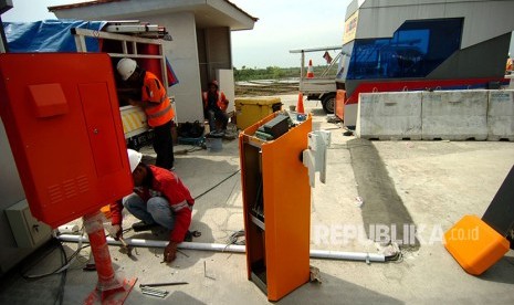 Pekerja mengerjakan pembangunan gerbang tol di jalan tol Brebes Timur-Pemalang, Desa Kertasari, Kabupaten Tegal, Jawa Tengah, Kamis (24/5). 