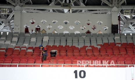  Pekerja mengerjakan pembangunan infrastruktur dan rehabilitasi Stadion Utama Gelora Bung Karno (SUGBK), Jakarta, Selasa (8/8).