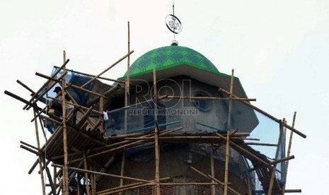 Pekerja mengerjakan pembangunan masjid. (ilustrasi) 