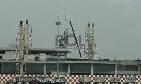 Pekerja mengerjakan pembangunan terminal 3 di Bandara Soekarno-Hatta, Jakarta, Kamis (16/4). (Republika/Raisan Al Farisi).