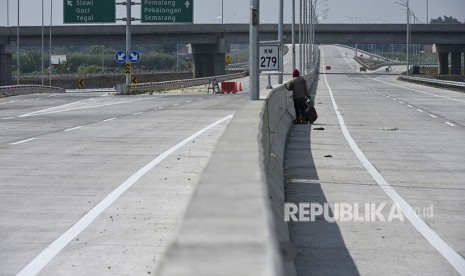 Pekerja mengerjakan pembatas jalan pada ruas Tol Pejagan-Pemalang di Tegal, Jawa Tengah, Jumat (18/5).