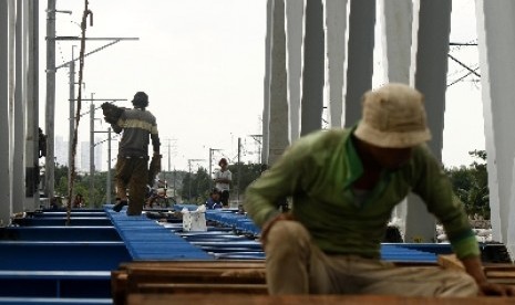 Pekerja mengerjakan pembuatan jembatan rel jalur ganda komponen kereta menuju Bandara Soekarno-Hatta, Jumat (4/1).