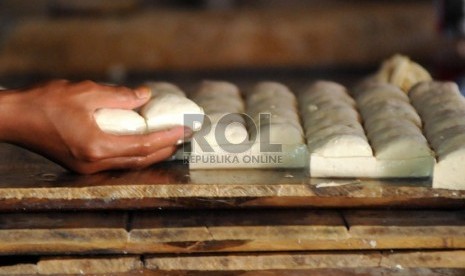  Pekerja mengerjakan pembuatan tahu berbahan kedelai impor di Duren Tiga, Jakarta, Kamis (22/8). (Republika/Aditya Pradana Putra)