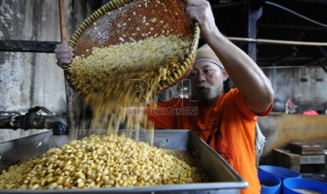  Pekerja mengerjakan pembuatan tahu berbahan kedelai impor di Duren Tiga, Jakarta, Kamis (22/8). (Republika/Aditya Pradana Putra)