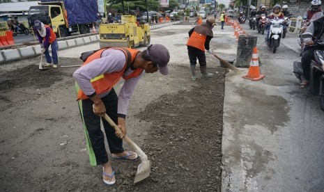 Pekerja mengerjakan perbaikan Jembatan Sorogenen yang retak di Sleman, DI Yogyakarta. Polisi imbau warga hati-hati lintasi jalur altenatif mudik di Sleman masih berlubang.