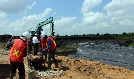   Pekerja mengerjakan proyek jalan tol Palembang-Indralaya di Desa Ibul Kecamatan Pemulutan Kab Ogan Ilir (OI), Sumsel, Selasa (28/7).