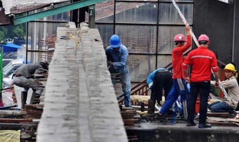 Pekerja mengerjakan proyek jembatan. Ilustrasi