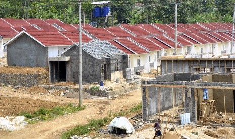 Pekerja mengerjakan proyek pembangunan rumah bersubsidi di Kecamatan Tamansari, Kabupaten Bogor, Jawa Barat, Selasa (23/4/2019).