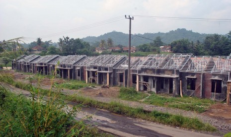 Pekerja mengerjakan proyek pembangunan rumah bersubsidi tipe 22 dan 36 di salah satu perumahan di wilayah Ciomas, Kabupaten Bogor, Jawa Barat, Selasa (26/4).