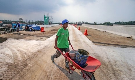 Pekerja mengerjakan proyek pembangunan tol Pandaan-Malang seksi IV di Pakis, Malang, Jawa Timur, Senin (13/5/2019). 