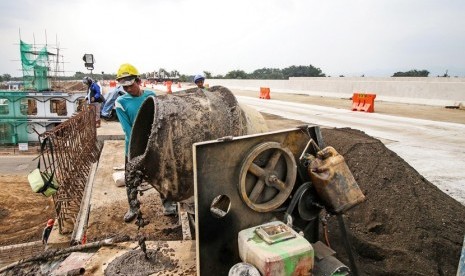 Pekerja mengerjakan proyek pembangunan tol Pandaan-Malang seksi IV di Pakis, Malang, Jawa Timur, Senin (13/5/2019).