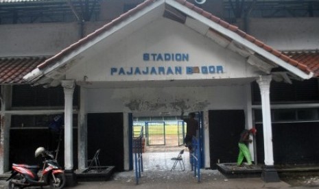 Pekerja mengerjakan proyek perbaikan Stadion Pajajaran, di Bogor, Jawa Barat, Kamis (4/1). Pemerintah pusat memulai proyek perbaikan Stadion Pajajaran dengan anggaran sebesar Rp3 miliar yang akan dijadikan sub-venue Asian Games 2018. 