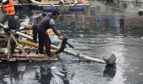 Pekerja mengeruk lumpur Sungai Sunter, Jakarta, Rabu (11/11).    (Antara/Wahyu Putro A)