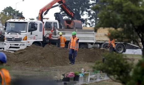 Pekerja menggali liang lahat di pemakaman Muslim bagi korban penembakan masjid di Christchurch, Selandia Baru, Ahad (17/3). 