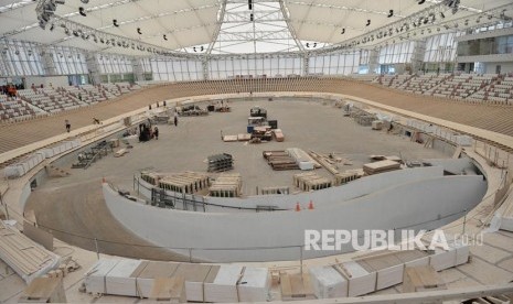 Pekerja menggarap pembangunan arena balap sepeda atau velodrome di Rawamangun, Jakarta, Selasa (3/4).