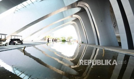 Pekerja menggarap pembangunan arena Pacuan Kuda Jakarta Internasional Equestrian Park Pulomas (JIEPP) di Jakarta, Selasa (3/4).