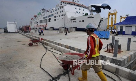 Pekerja menggarap pembangunan Dermaga Eksekutif di Pelabuhan Merak, Cilegon, Banten, Sabtu (27/5). Dermaga Eksekutif di Merak-Banten dan Bakauheni-Lampung akan dilengkapi sarana perhotelan dan pusat perbelanjaan. Dermaga ini ditargetkan rampung pada Oktober 2018 guna melayani peningkatan arus bersamaan dengan beroperasinya jalan tol Lampung-Palembang.