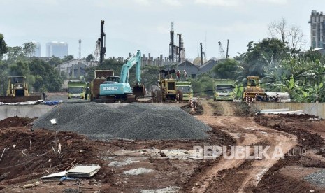 Pekerja menggarap proyek jalan tol Serpong-Kunciran, di kawasan Paku Jaya, Tangerang, Banten, Selasa (16/1).