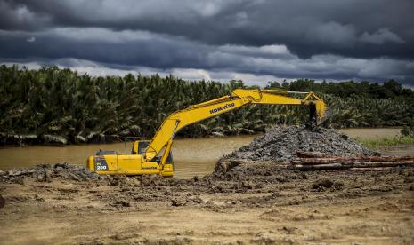 Pekerja menggarap proyek jalur logistik dan material khusus untuk pembangunan Ibu Kota Negara (IKN) Nusantara di pelabuhan masyarakat Desa Bumi Harapan, Kecamatan Sepaku, Kabupaten Penajam Paser Utara, Kalimantan Timur, Senin (10/10/2022). Menteri Pekerjaan Umum dan Perumahan Rakyat (PUPR) Basuki Hadimuljono mengatakan, saat ini progres pembangunan Ibu Kota Negara (IKN) sudah semakin maju.