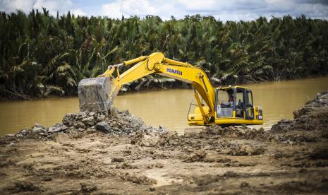 Pekerja menggarap proyek jalur logistik dan material khusus untuk pembangunan Ibu Kota Negara (IKN) Nusantara di pelabuhan masyarakat Desa Bumi Harapan, Kecamatan Sepaku, Kabupaten Penajam Paser Utara, Kalimantan Timur, Senin (10/10/2022). Kementerian Perhubungan menetapkan empat pelabuhan yang ada di Kecamatan Sepaku sebagai pelabuhan khusus pengiriman material dan logistik pembangunan Ibu Kota Negara (IKN) Nusantara, salah satunya di wilayah Bumi Harapan dan Trunen. 