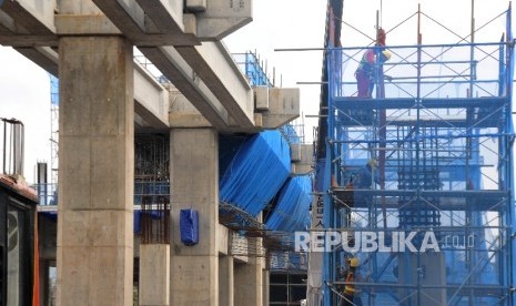  Pekerja menggarap proyek Mass Rapid Transit (MRT) di Jalan Fatmawati, Kebayoran Baru, jakarta Selatan, Kamis (28/9).