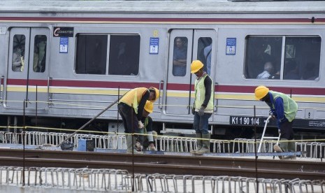 Pekerja menggarap proyek pembangunan jalur kereta dwi ganda (DDT) di kawasan Manggarai, Jakarta, Selasa (31/10). Proyek pembangunan rel kereta untuk memisahkan lintasan KRL Jakarta-Cikarang dengan lintasan kereta antarkota itu ditargetkan rampung pada awal 2019 dan diharapkan dapat menyelesaikan masalah gangguan perjalanan KRL Commuter Line. 