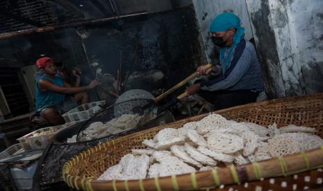 Pekerja menggoreng kerupuk di salah satu sentra produksi kerupuk di Haji Rohim, Kelurahan Kalibaros, Pekalongan, Jawa Tengah, Kamis (24/3/2022).