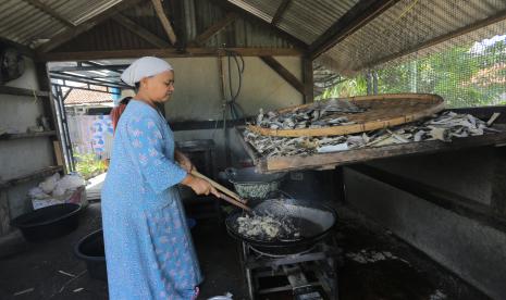 Pekerja menggoreng kerupuk kulit ikan di sentra produksi kerupuk Kenanga, Sindang, Indramayu, Jawa Barat, Selasa (15/2/2022). Pengusaha kerupuk kulit ikan mengeluhkan kelangkaan dan mahalnya harga minyak goreng.