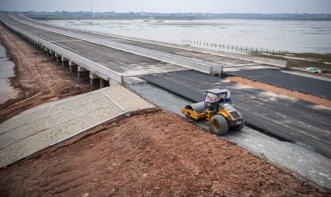 Pekerja menggunakan alat berat dalam pembangunan proyek jalan tol Trans Sumatera (JTTS) ruas simpang Indralaya-Muara Enim seksi simpang Indralaya-Prabumulih di Indralaya, Ogan Ilir (OI), Sumatera Selatan, Jumat (20/5/2022). ilustrasi