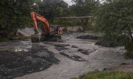 Ilustrasi pengerukan sungai untuk mencegah banjir.