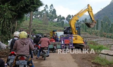 Pekerja menggunakan ekskavator mengeruk badan jalan pada proyek pelebaran jalan Jumprit-Sibajak Desa Canggal, Candiroto, Temanggung, Jateng, Kamis (4/11/2021). Guna mendukung pengembangan pariwisata, Pemkab Temanggung melalui Dinas Pekerjaan Umum dan Penataan Ruang (DPUPR) melebarkan jalur wisata menuju Dieng sepanjang 2,9 kilometer dengan anggaran Rp9 miliar.