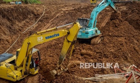 Pekerja menggunakan eskavator menyelesaikan proyek pembangunan Jalan Tol Bogor-Ciawi-Sukabumi (Bocimi) di Kawasan Rancamaya, Bogor, Jawa Barat, Selasa (1/11). 