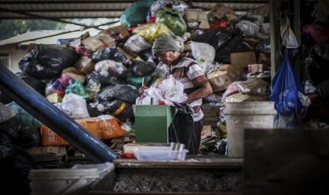 Pekerja menghancurkan sampah plastik untuk pembuatan paving blok di bengkel kerja Rebricks, Jakarta, Kamis (7/7/2022). Dalam sehari para pekerja mampu memproduksi 50 meter persegi paving blok berbahan sampah plastik dengan harga jual Rp110 ribu permeter persegi. 