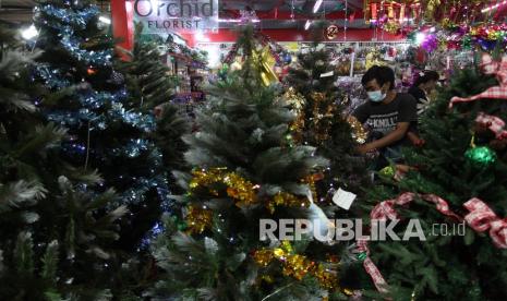 Wali Kota Kiev Vitali Klitschko mengatakan pemerintahnya berencana mendirikan pohon Natal tanpa lampu di seluruh kota untuk menampilkan semangat tahun baru dan Natal di kota yang hancur oleh perang. 