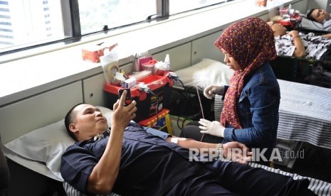 Pekerja mengikuti pelaksanaan donor darah di Jakarta, Rabu (3\1).