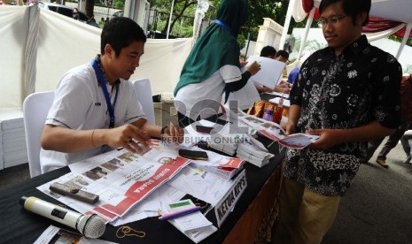 Pekerja mengikuti simulasi pemungutan dan penghitungan suara TPS dalam pemilihan kepada daerah (Pilkada) serentak, di Gedung Komisi Pemilihan Umum, Jakarta, Selasa (7/4).