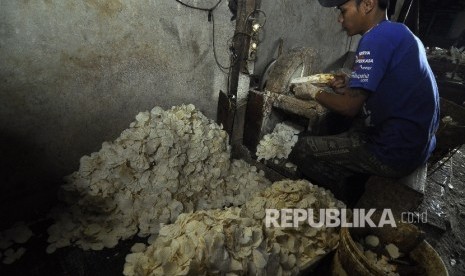 Pekerja mengiris singkong untuk membuat keripik di Jalan Kademangan, Pojok Tengah, Kota Cimahi, Kamis (13/10).