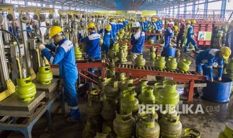 Pekerja mengisi LPG ke tabung Elpiji ukuran tiga kilogram di Depot LPG Tanjung Priok, Jakarta, Senin (21/5). 