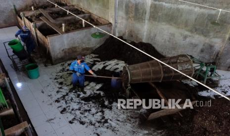 Pekerja mengolah sampah organik menjadi pupuk kompos di Rumah Kompos Desa Adat Padangtegal, Ubud, Gianyar, Bali, Senin (20/9/2021). Rumah Kompos yang dibangun di areal wisata Monkey Forest, Ubud tersebut menjadi contoh pengolahan sampah organik menjadi pupuk kompos sebagai upaya mengedukasi masyarakat dan wisatawan. 