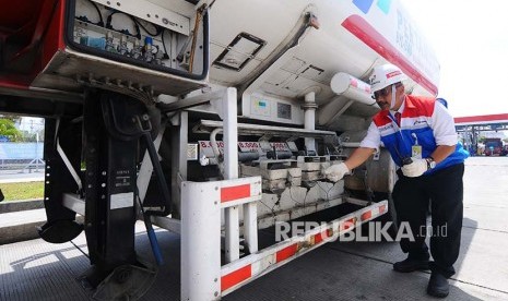 Pekerja mengontrol mobil tangki pendistribusian bahan bakar minyak di Terminal Bahan Bakar Minyak (TBBM) Boyolali, Jawa Tengah, Kamis (17/8). Terminal Bahan Bakar Minyak (TBBM) Boyolali yang berdiri di atas lahan seluas 11,2 Ha dan memiliki 11 tangki timbun dengan kapasitas kurang lebih 100.000 KL 